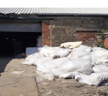 Bespaar kosten en ruimte met een Mil-tek 306 balenpers voor plasticafval!