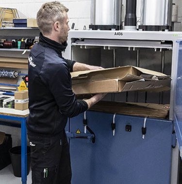 Wat zijn enkele veiligheidstips bij het gebruik van een balenpers