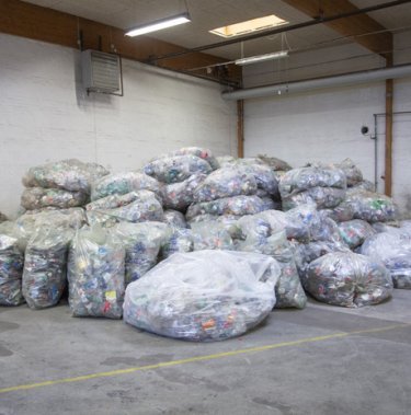Comprimeren van plastic flessen met een vermindering tot wel 90%